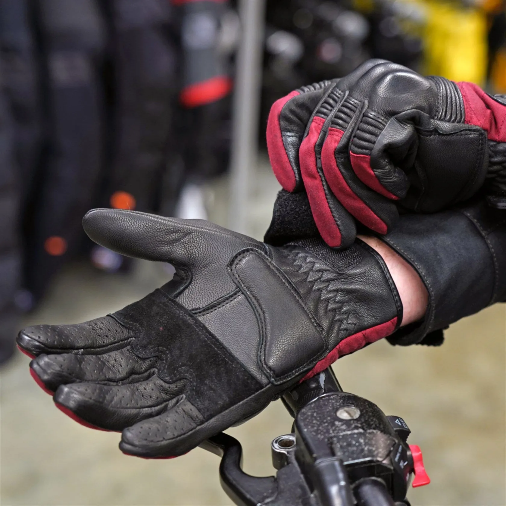 BELSTAFF HAMPSTEAD GLOVES BLACK/RED